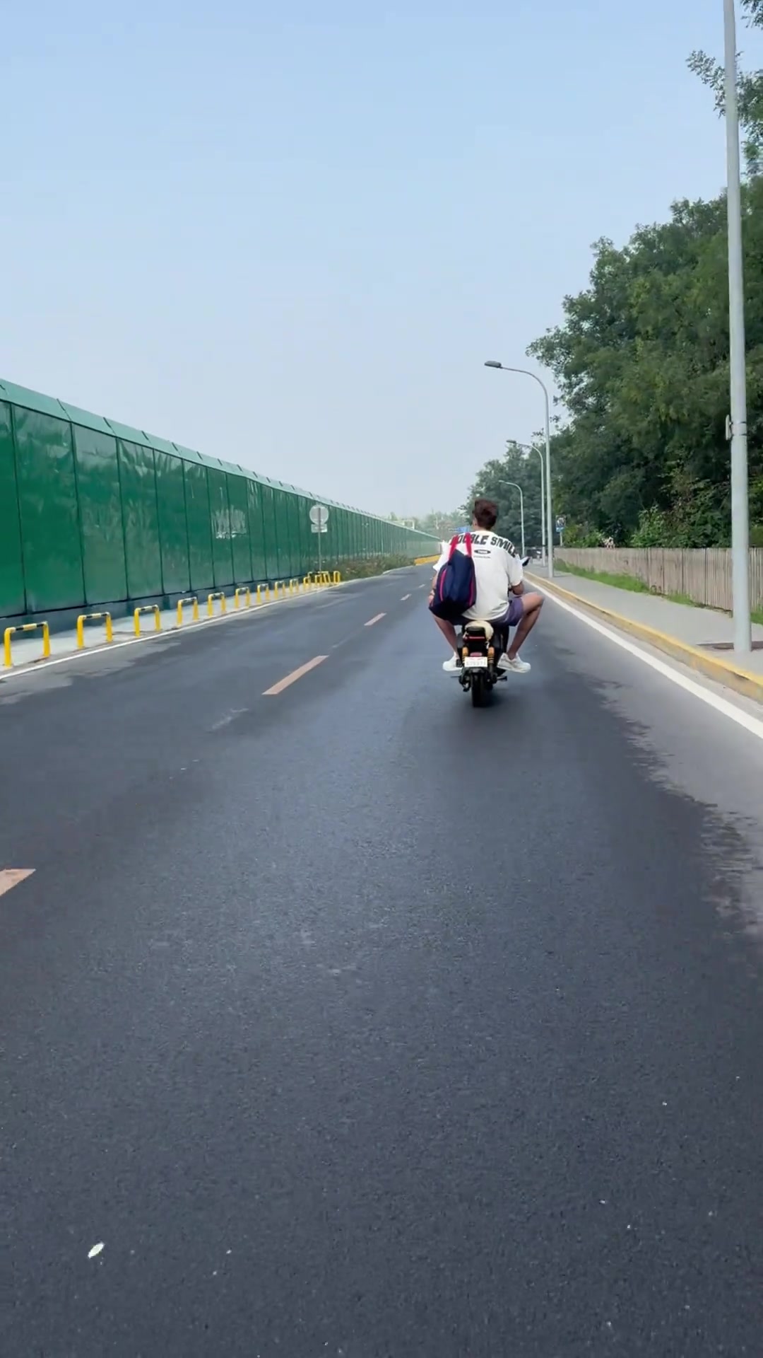 pg热门游戏-这无处安放的大长腿！周琦骑电动车送儿子上幼儿园