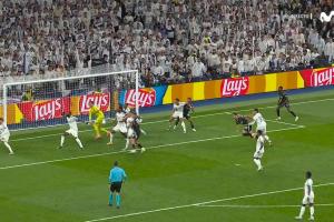 裁判专家：赖斯未形成抓拽没有点球，但VAR介入耗时5分钟没必要