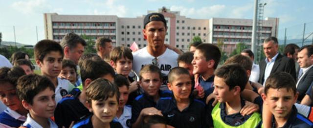 pg电子游戏-11年前跟C罗合影的小球员们 欧洲杯上2比0击败他